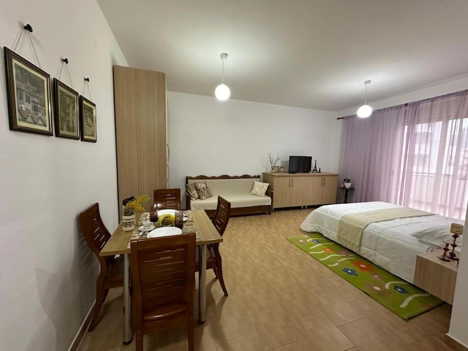 Studio Of Shpresa Vlorë Exteriör bild